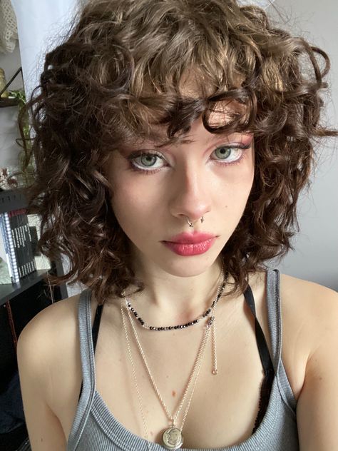 Loose Short Curly Hair, Curly 2b Haircut, Haircut Ideas For Short Curly Hair, Short Curly Hair Long Face, Short Curly Hair Thick, Shoulder Length Curly Hair With Fringe, Grunge Curly Haircut, Short Round Curly Hair, Curly Side Swept Bangs