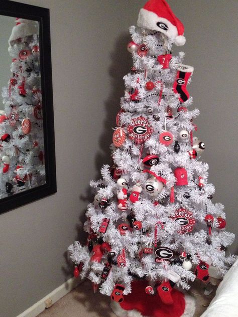 UGA red and black Christmas tree great for a sports room/woman cave!!!!! #whitewashedpalletwood Red And Black Christmas Tree, Red And Black Christmas, Georgia Christmas, Bulldog Decor, Black Christmas Tree, Uga Bulldogs, Georgia Dawgs, Bulldog Christmas, Georgia Bulldogs Football