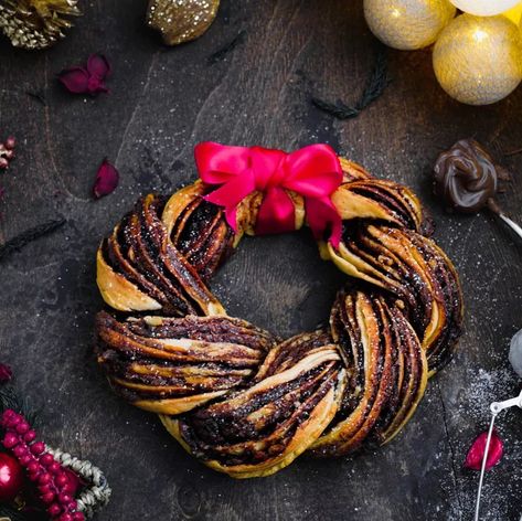 The Most Beautiful and Delicious Nutella Bread Wreath ! | Foodtalk Nutella Pastry Wreath, Nutella Icing, Bread Items, Bread Wreath, Nutella Bread, Unicorn Hot Chocolate, Dessert Breads, Homemade Eggnog, Christmas Bread