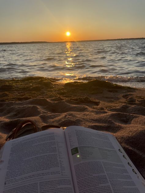 Jesus Aesthetic, 2 Aesthetic, Nature Aesthetics, Gods Princess, Worship Jesus, Pretty Skies, Christian Bible Study, Salty Hair, Summer Rain