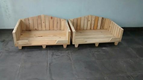 Pallet Dog Beds, Diy Pet Bed, Diy Dog Bed, Dog Furniture, Baby Puppies, Pet Puppy, Diy Stuffed Animals, Dog Houses, Diy Dog Stuff