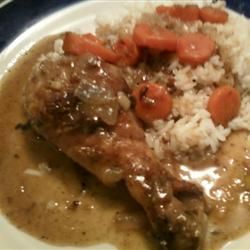 Smothered Chicken ~ A Southern classic, served over a bed of white rice #recipe Smothered Chicken Recipes, Classic Southern Recipes, Smothered Chicken, Southern Recipes Soul Food, Comfort Food Southern, Savory Chicken, Southern Cooking, Classic Southern, Poultry Recipes