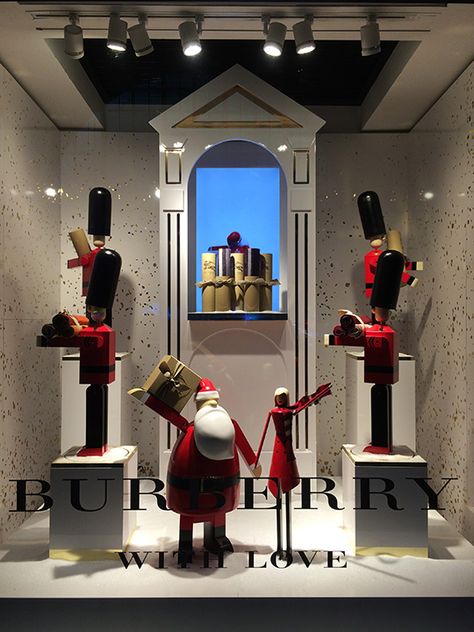 Mizhattan - Sensible living with style: *SUNDAY WINDOW SHOPPING* Burberry & Christian Dior (Nov. '15) Christmas Shop Window, Vitrine Design, Window Christmas, Holiday Window Display, Window Display Retail, Christmas Displays, Flower Christmas, Christmas Window Display, Visual Merchandising Displays