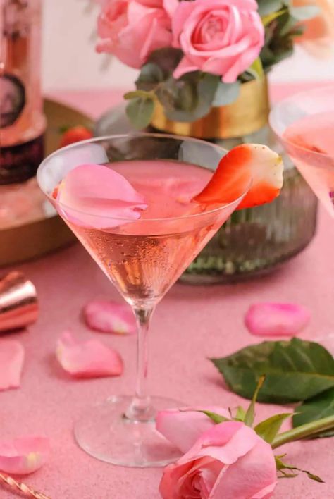 Rose Martini Recipe, Rose Water Cocktails, Valentines Day Party Ideas, Rose Martini, Rose Cocktail Recipes, Flowers Recipes, Martini Recipes Vodka, Rose Drink, Edible Flowers Recipes