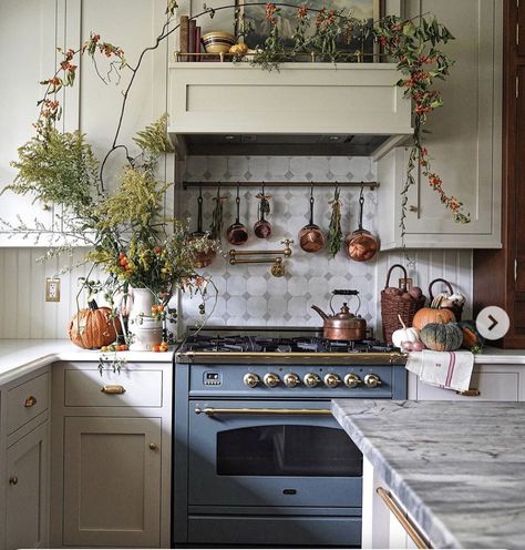 Kitchens Country, English Cottage Kitchens, French Country Cottage Decor, Classic White Kitchen, Charming Kitchen, Welcome To My House, Cottage Kitchens, French Country Kitchen, Copper Pots