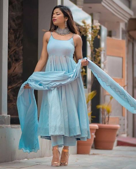 Anarkali Dress For Wedding, Salwar Suits For Wedding, Trendy Outfits Indian, Mehendi Outfits, Indian Outfits Lehenga, Anarkali Dress Pattern, Simple Kurti Designs, Casual Indian Fashion, Indian Dresses Traditional