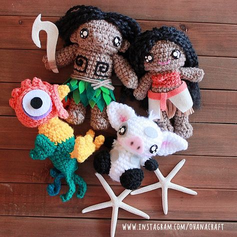 Moana Family inspired crochet dolls Meet Maui, Moanan, Hei Hei and Pua! Follow me: https://www.instagram.com/ohanacraft/ Hei Hei And Pua, Knitted Stuffed Animals, Crochet Princess, Crochet Disney, Creative Crochet, Doll Ideas, Disney Crafts, Pattern Free, Crochet For Kids