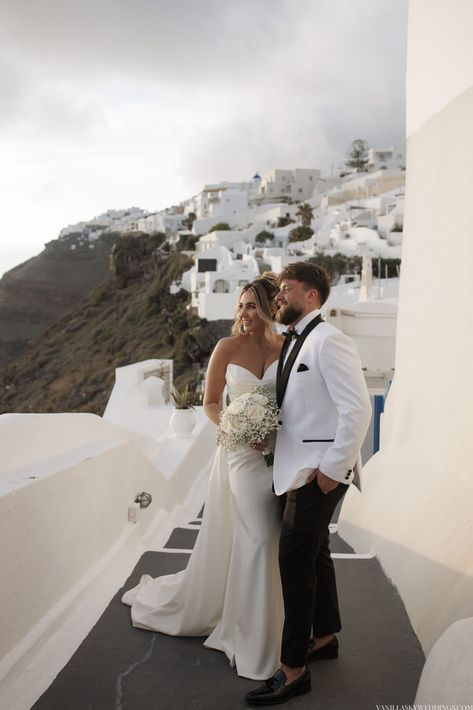 H&H: dreamy elopement at Dana villas in Santorini, Greece | Vanilla Sky Weddings Santorini Elopement, Dana Villas, Santorini Villas, Romantic Candle Light Dinner, Vanilla Sky, Romantic Candlelight, Wedding Consultant, Romantic Candles, Candle Light Dinner