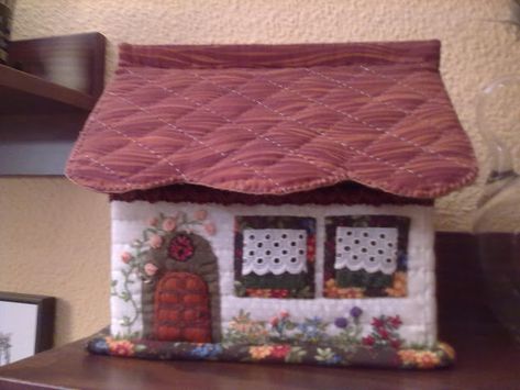 Fabric Doll House, Felt Craft Projects, Felt House, Japanese Patchwork, Applique Tutorial, Cottage Quilt, Sewing Machine Cover, Shabby Chic Crafts, House Quilts