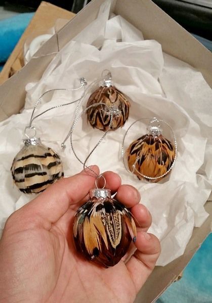 Crafts With Pheasant Feathers, Pheasant Feather Ornaments, Feather Ornaments Christmas, Pheasant Feather Earrings, Goose Feather Crafts, Pheasant Feather Christmas Tree, Feather Diy Ideas, Chicken Feather Ornaments, Crafts Using Feathers