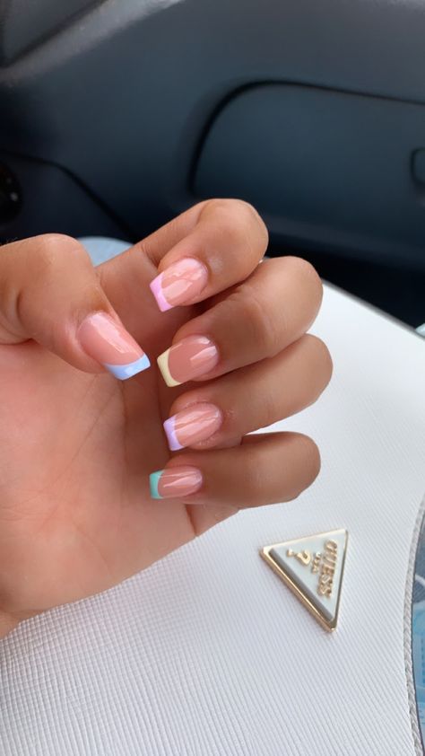 Nail Inspo Spring Square, Spring Acrylic Nail Designs Square, March Nail Inspo Square, Biab Nails Coloured Tips, Square Nails Ideas Spring, Simple Spring French Tip Nails, Biab Nail Design Pink, Square Nails Back To School, Cute French Tips For Summer