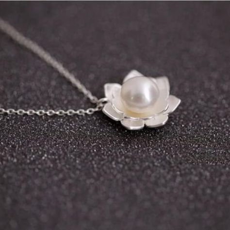 Lotus Flower Necklace, Flower Necklaces, Necklace Chain Types, Jewelry Diy Bracelets, Silver Jewelry Design, Pearl Pendant Necklace, Sterling Silver Flowers, Silver Flowers, Drop Shipping