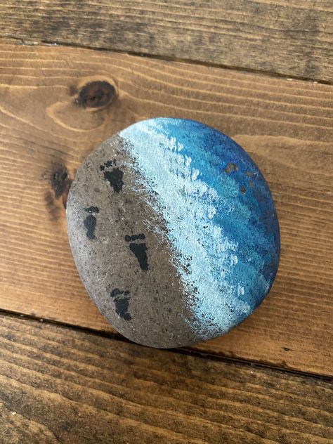 Surf Rock Painting, Brown Rock Painting Ideas, Rough Rock Painting Ideas, Beautiful Rock Painting, Beach Scene Painted Rocks, Cloud Rock Painting, Beach Scene Rock Painting, Rock Painting Ocean Theme, Nautical Rock Painting Ideas