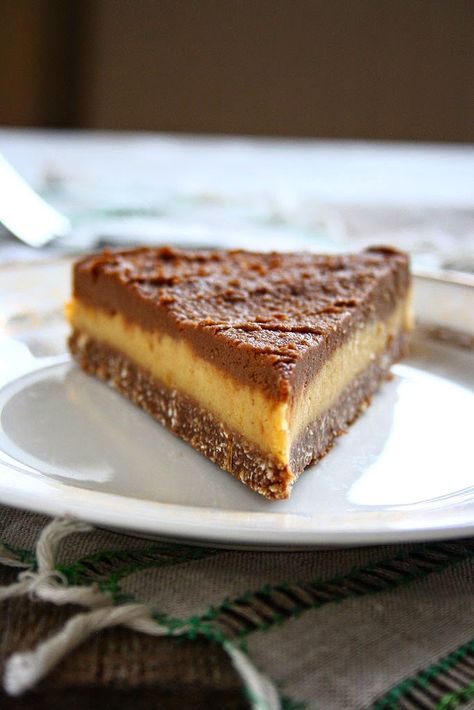 No-bake Peanut butter cheesecake made with chickpeas instead of cream cheese. Absolutely healthy! Peanut Butter Chickpea, Chickpea Cakes, Raw Cheesecake, Healthy Cake Recipes, Vegan Cheesecake, Peanut Butter Cheesecake, Healthy Sweet Treats, Gf Desserts, Chickpea Recipes