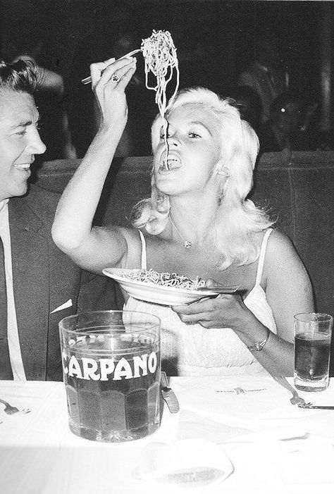 Jayne Mansfield and Spaghetti.   Simple Spaghetti Recipe: Spaghetti, Garlic, Oil, Chili Flakes. Go! Mickey Hargitay, Eating Spaghetti, Woman Eating, Jayne Mansfield, Social Art, She Wolf, My Funny Valentine, Little Italy, Photo Vintage