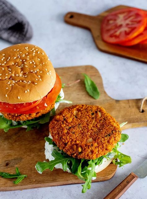 Vegan Chickpea & Quinoa Burger • Green Evi Vegan Burger Recipes, Chickpea And Quinoa, Quinoa Burger Recipe, Quinoa Side Dish, Chickpea Quinoa, Quinoa Burger, Vegan Burger Recipe, Veggie Patties, Quinoa Burgers