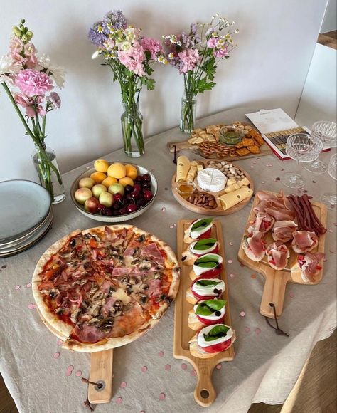 Plats Healthy, Birthday Bbq, Birthday Dinner Party, Dinner Party Summer, Party Food Platters, Birthday Brunch, Tasting Party, Italian Dinner, Food Dinner