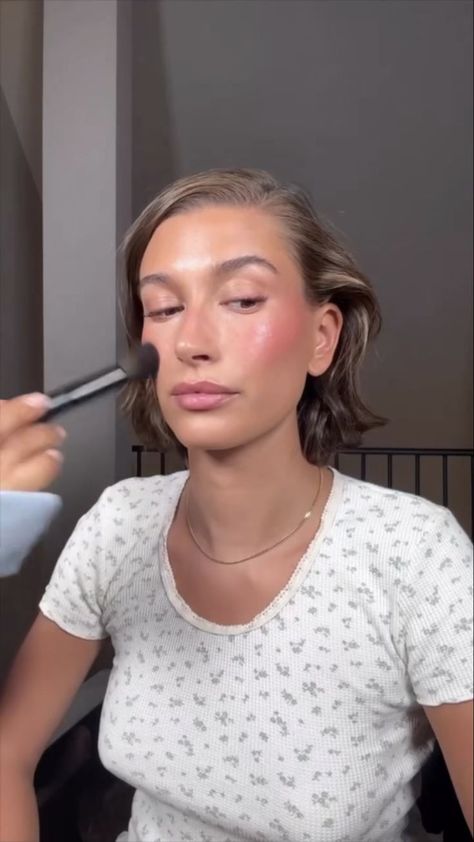 Haylie Bieber Outfits, Haylie Bieber, Hailey Bieber Makeup, Haley Bieber, Strawberry Girl, Hailey Bieber Style, Casual Makeup, Natural Glowy Makeup, Dewy Makeup