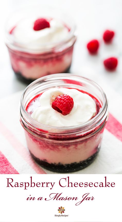 Raspberry Cheesecakes, Mason Jar Recipe, Mason Jar Desserts, Chocolate Wafer Cookies, Cheesecake In A Jar, Oreo Cookie Crust, Dessert In A Jar, Mason Jar Meals, Raspberry Sauce