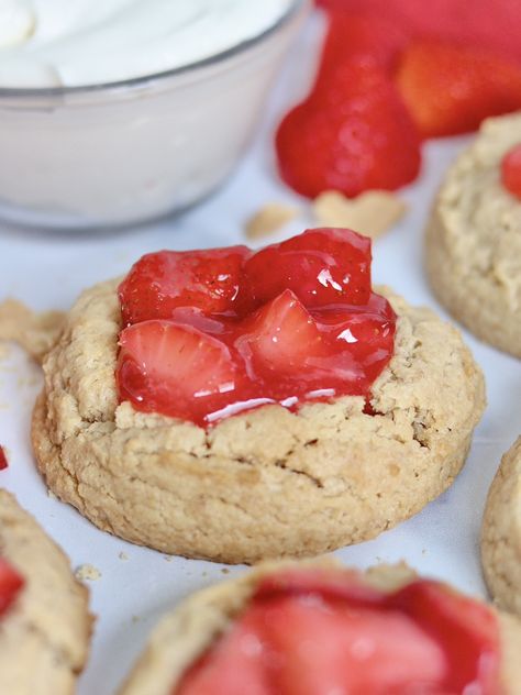 Strawberry Pie Cookies - Sweet Girl Treats Strawberry Pie Cookies, Easy Fresh Strawberry Pie, Recipes Strawberry, Apple Pie Cookies, Graham Cracker Cookies, Cookie Pictures, Fresh Strawberry Pie, Strawberry Pie Filling, Cookie Base