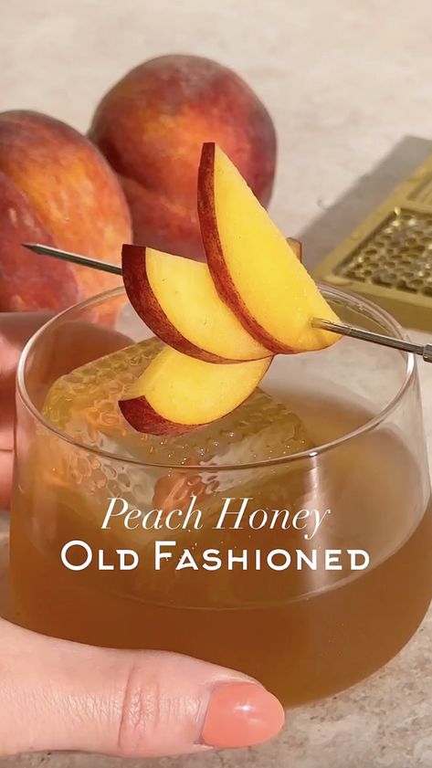 Honey Cocktail, Peach Honey, Yogurt Ice Cream, Yummy Alcoholic Drinks, In The Summertime, Honey Syrup, Cocktail Drinks Recipes, Old Fashioned Recipes, Alcohol Drink Recipes