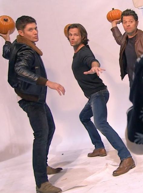 Supernatural Halloween Photoshoot Supernatural Photoshoot, Supernatural Halloween, Supernatural Poster, Supernatural Tumblr, Supernatural Gifs, Jensen And Misha, Supernatural Wallpaper, Supernatural Tv Show, Tv Supernatural