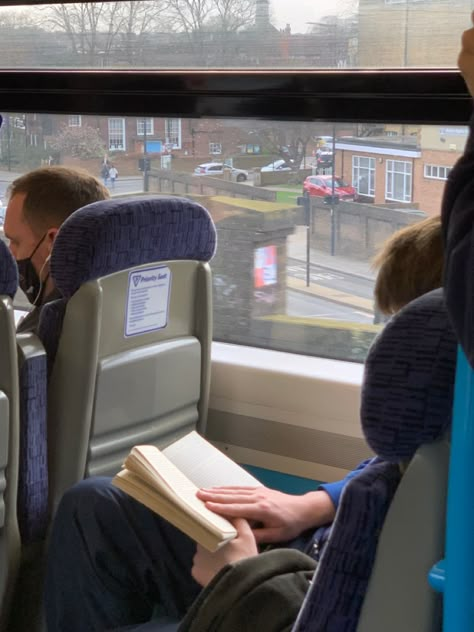 Reading On The Bus, London Suburbs, Reading Uk, British University, Reading Motivation, Chaotic Academia, A Quiet Life, People Reading, Uni Life