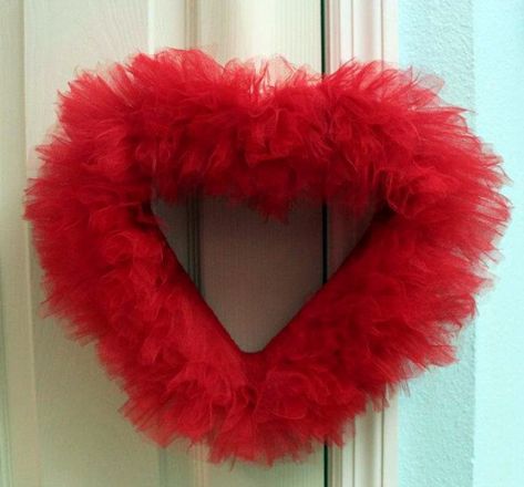 How to Make a Tulle Heart Wreath,,I dont like this shape..but maybe would try a round one Heart Wreath Tutorial, Heart Wreath Diy, Tulle Wreaths, Tulle Crafts, Diy Valentines Day Wreath, Valentine Wreath Diy, Diy Tulle, Wreath Inspiration, Banquet Ideas