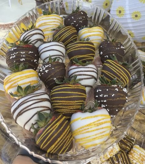 Yellow Dipped Strawberries, Chocolate Covered Strawberries Yellow, Yellow Chocolate Covered Strawberries, Yellow Desserts, Black Strawberry, Dipped Strawberries, Dessert Gifts, Chocolate Covered Treats, Yellow Theme