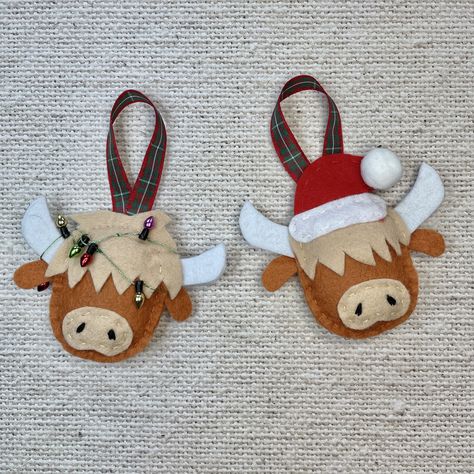 *Note that this listing is for one item only!* 🎄 These hand-made  festive Highland Cow Christmas tree decorations are offered in two varieties - a Santa, or one with fairy lights (please note, there are just a decoration!) They are made from wool blend felt and gently stuffed with polyester filling. 🎄 Each decoration measures approx. 10 x 7 cm.  (4x3 inches) The tartan  ribbon attached measures 7cm, which is ideal for hanging onto your Christmas tree or elsewhere around the home.  🎄 Due to sm Diy Christmas Ornaments Santa, Primitive Felt Crafts, Felt Christmas Tree Ornaments Diy, Cow Felt Ornaments, Diy Cow Christmas Ornaments, Highland Cow Felt Ornament, Wool Christmas Ornaments Diy, Christmas Sewing Ideas To Sell, Highland Cow Christmas Tree