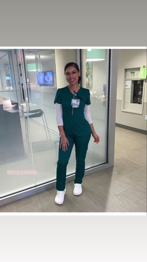 Hunter Green Scrubs Outfit, Nurse Scrubs Outfits Black Women, Scrub Fits, Scrubs Uniform Cute, Scrubs Aesthetic, Nurse Bae, Scrubs Fashion, Nursing School Studying Cheat Sheets, Black Nurses