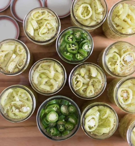 Pickling Hot Peppers Recipe, Pickle Peppers, How To Pickle Peppers, Pickled Jalapeno Recipe, Canning Jalapeno Peppers, Pickled Pepper Recipe, Canning Banana Peppers, Canning Peppers, Hot Water Bath Canning