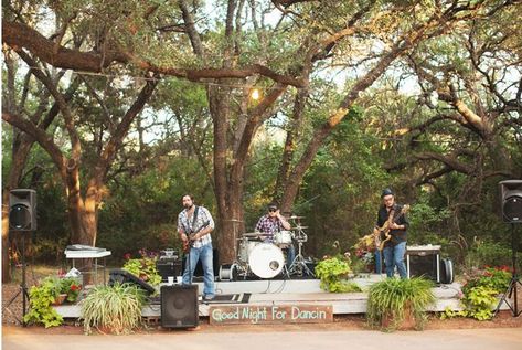 outdoor-wedding-with-band Ranch Style Weddings, Terrazas Chill Out, Wood Wedding Signs Rustic, Outdoor Stage, Rustic Wedding Chic, Outdoor Music, Wood Wedding Signs, Hippie Wedding, Burlap Wedding