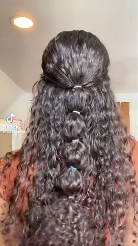 Half-up half-down with bubble ponytail. Hair Stail, Bubble Ponytail, Ponytail Styles, Baddie Outfits Casual, Half Up Half Down, Curly Hairstyle, Baddie Outfits, Half Up, Bridesmaid Hair