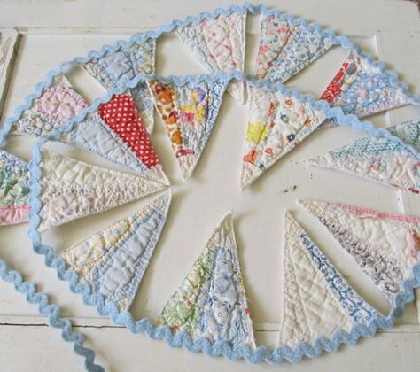 Dresden Plate Quilt, Banner Garland, Cute Quilts, Banners Buntings, Old Quilts, Bunting Garland, Vintage Quilt, Rick Rack, Bunting Banner