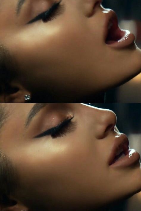 Her wing eyeliner 😘 Winged Eyeliner Aesthetic, Ariana Grande Lips, Ariana Grande Eyeliner, Ariana Grande Eyes, Wing Eyeliner, Winged Eyeliner, Red Lips, Ariana Grande, Lip Gloss