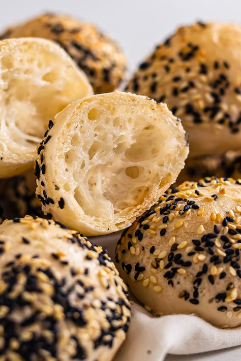 mochi bread rolls with sesame seeds Mochi Bread Recipe, Korean Mochi, Rice Bread Recipe, Easy Mochi, Mochi Bread, Rice Flour Recipes, Japanese Bread, Rice Bread, Glutinous Rice Flour