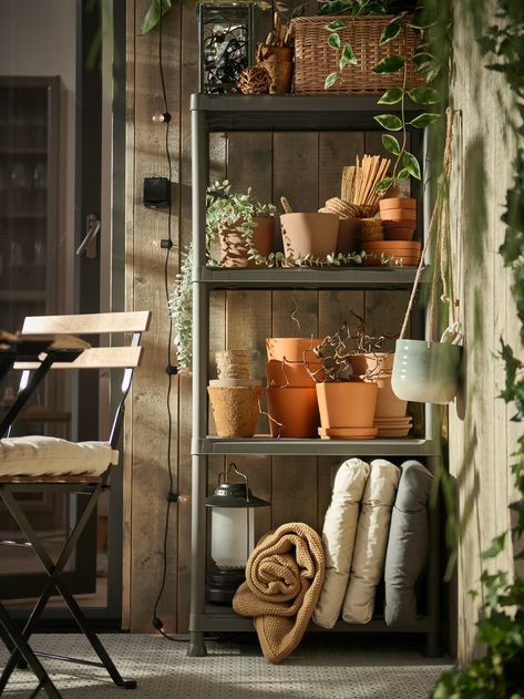 A small outdoor space with plenty of balcony plants - IKEA Coin Banquette, Summer Balcony, Outdoor Shelves, Plant Mama, Balcony Plants, Outdoor Patio Ideas, Bedroom Plants, Functional Home, Small Outdoor Spaces