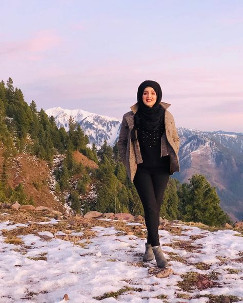 Nimragram shared a photo on Instagram: “✨چلیں جیسے ہوائیں، سنن سنن - - Life Update: Pictures from my recent class trip to Peer Chanasi✨…” • See 328 photos and videos on their profile. Kashmir Look For Women, Kashmir Honeymoon Outfits, Kashmir Trip Outfit Ideas Winter, Kashmir Vacation Outfits, Outfits For Kashmir Trip, Mussoorie Outfit Ideas, Kashmir Outfit Ideas Women, Kashmir Trip Outfit Ideas, What To Wear In Kashmir Trip