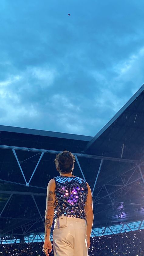 Harry Styles Lockscreen, Harry Styles Concert, Harry Styles Wallpaper, Harry Styles Pictures, Harry Styles Photos, Harry Styles Love On Tour, Heart Balloons, Treat People With Kindness, Harry Edward Styles