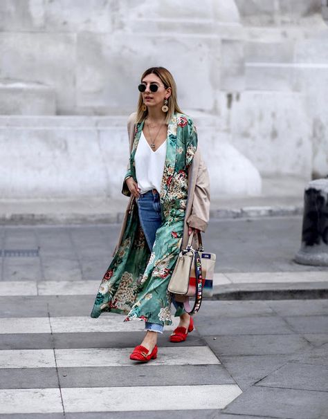 Ageless outfit: a kimono and jeans Silk Kimono Outfit, Silk Robe Outfit, Long Kimono Outfit, Kimono With Jeans, Kimono And Jeans, Kimono Outfits, Goddess Fashion, Modele Hijab, Look Jean