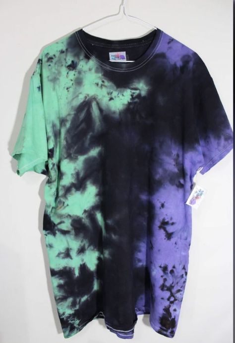 Purple and green tie dye t-shirt Punk Tie, Grunge Tie Dye, Hand Dyed Clothing, Tie Dye Crafts, How To Tie Dye, Black Tie Dress, Punk Grunge, Tie Dye Shirts, Purple Tie Dye