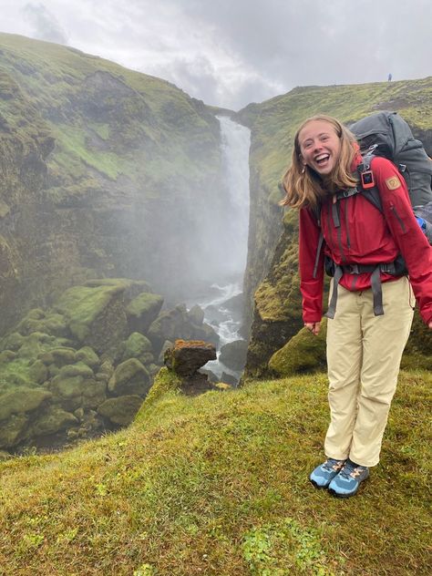 Hiking Outfit Iceland, Iceland Outfit Spring, Granola Hiking Outfit, Salomon Outfit, Hike Outfit, Backpacking Aesthetic, Hiking Waterfall, Backpacking Outfits, Hiker Girl