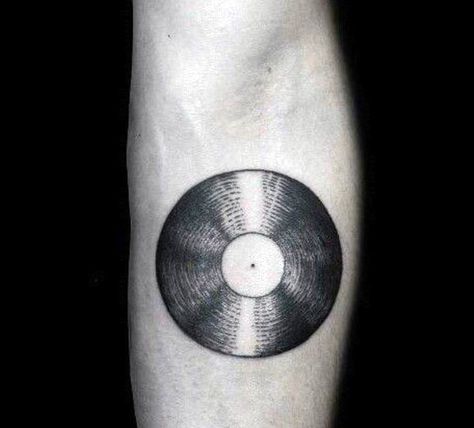 Male Tattoo With Vinyl Record Design Retro Inner Forearm Vinyl Record Tattoo, Record Tattoo, Record Player Tattoo, Lp Tattoo, Headphones Tattoo, Tatuagem Masculina Pequena, Men Tattoos, Inner Forearm, Geniale Tattoos