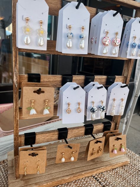 Earring Display Stands For Selling, Diy Wooden Earring Display, Diy Wood Earring Display, Earing Stand Diy Simple, Earings Stand Handmade, Earring Display Diy, Market Stall Display Ideas, Display Earrings, Booth Display Ideas Diy