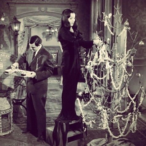 Addams Family Christmas, Gothic Christmas Aesthetic, Black Christmas Decorations, Addams Familie, Scary Christmas, Gomez And Morticia, Christmas Horror, Creepy Christmas, Dark Christmas