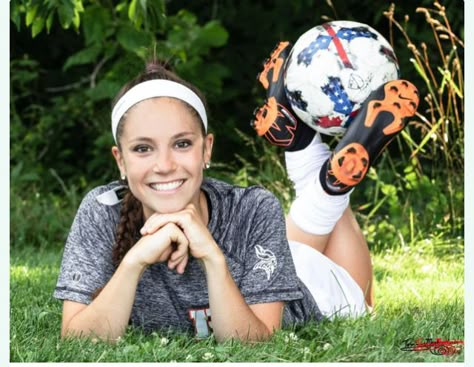 Soccer Photo Shoot Ideas, Soccer Senior Pictures Goalie, Senior Pictures With Soccer Ball, Senior Soccer Banner Ideas, Soccer Photoshoot Ideas Kids, Soccer Pics Ideas, Soccer Team Photos Picture Poses, Kids Soccer Pictures, Youth Soccer Pictures