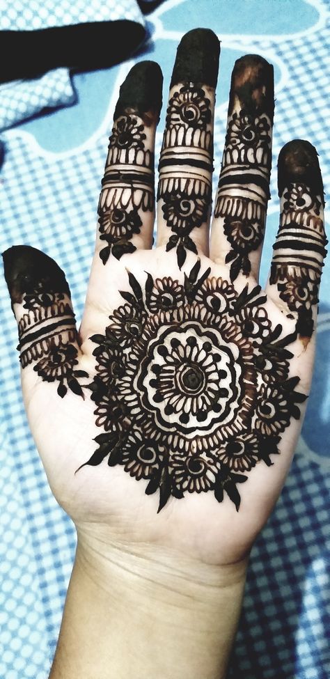 Round Mehndi Designs, Diwali Mehndi, Mehndi Designs New, Round Mehndi, Front Mehndi, Round Mehndi Design, New Mehndi, Happy Diwali, Hand Henna