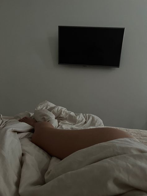 Laying In Bed Snap, Rumors Aesthetic, Cigratte Wallpaper, Beautiful Horses Wild, Bed Selfie, Phone Backgrounds Vintage, Couple Bed, Beach Instagram Pictures, Latina Fashion Outfits