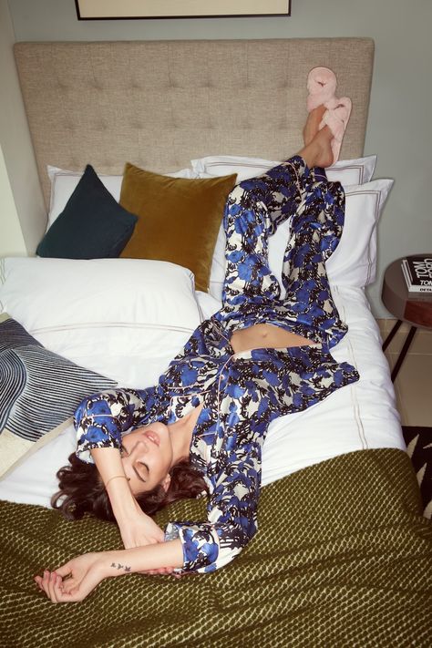 #silkpjs #EmmaSilk #floralprints #pjstyling #silkpyjamas Pajama Photoshoot, Street Poses, Emma Wallace, Photoshoot Reference, Sleepy Girl, Kimono Dressing Gown, Silk Pillowcases, Pajama Fashion, Silk Pajama